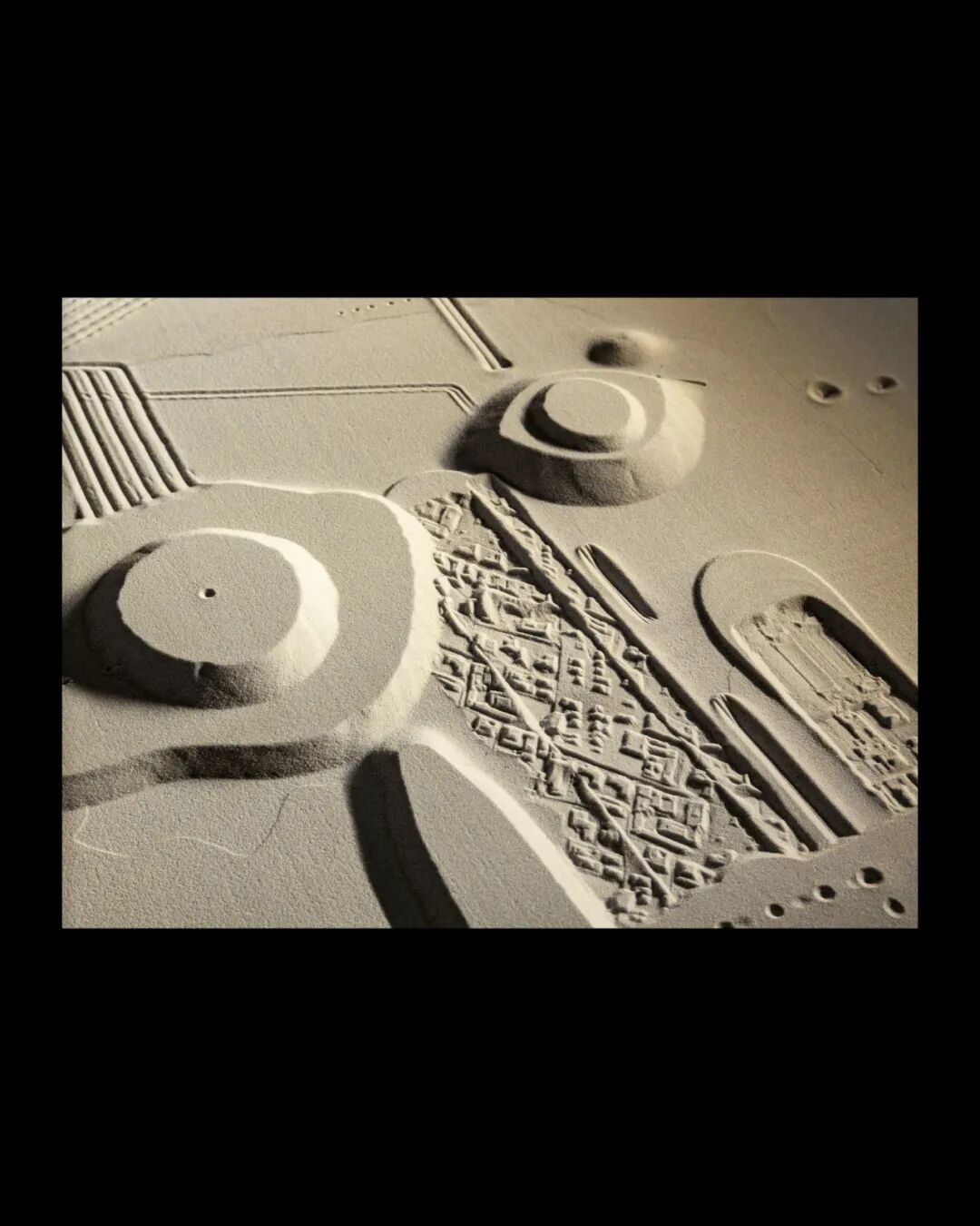美国平面设计协会 AIGA(American Institute of Graphic Arts)2025 年最佳书籍与封面设计 · 作品图58