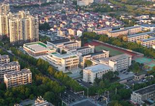 溧阳六中扩建以退台院落连接新旧教学空间